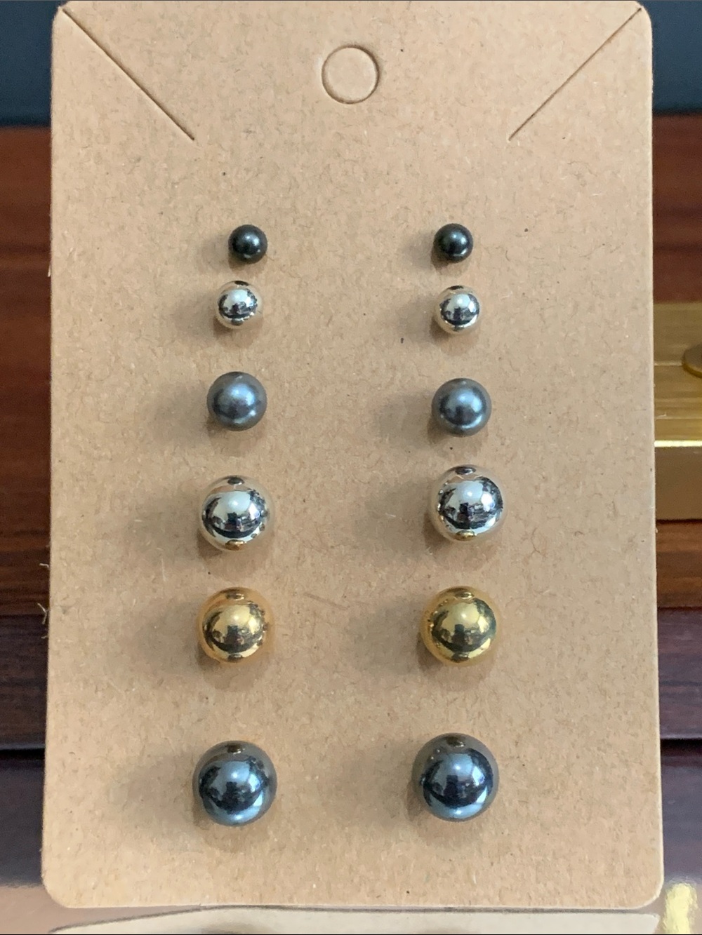 6 pairs of stud earrings